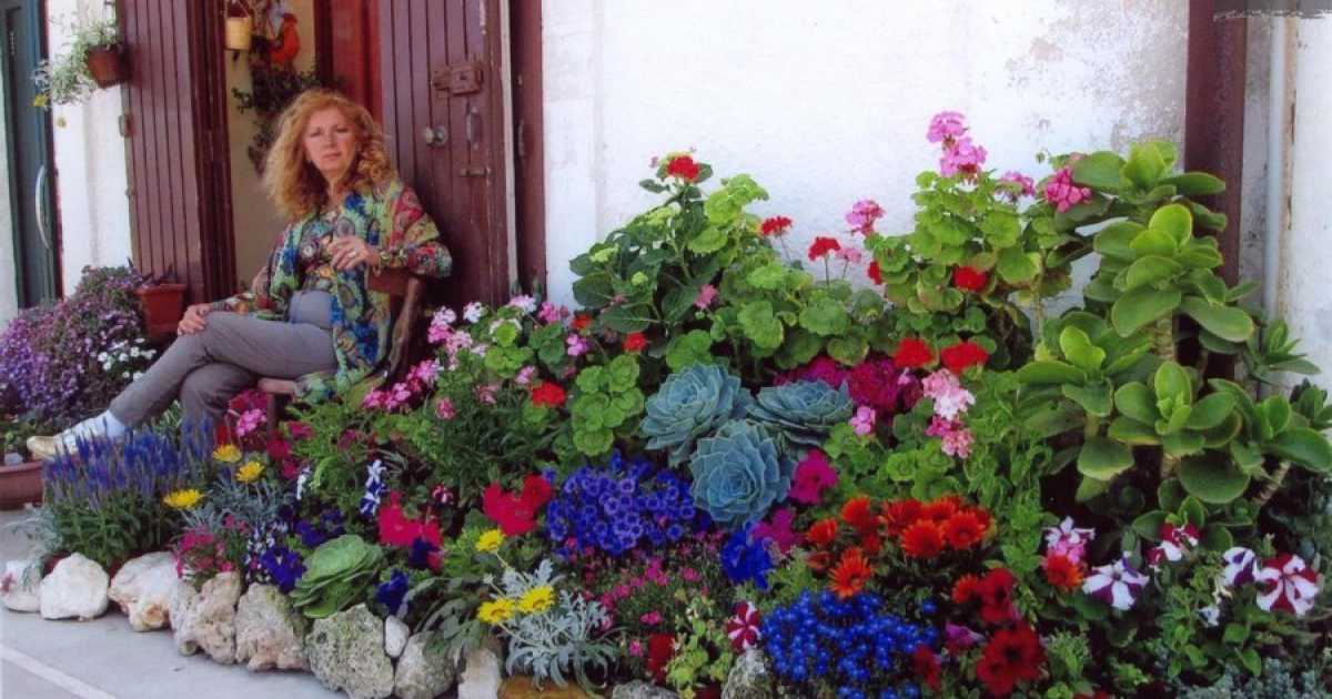 Lungomare di Mola, addio al magico giardino di Angela: "Occupato il suolo pubblico"